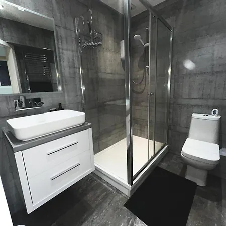 Two Bedroom Flat By Brookland Serviced Short Lets Leeds With Free Wifi Apartment *